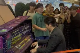 钢琴家郎朗闪现深圳华强北即兴演奏 8月24日晚，广东深圳，钢琴家郎朗惊喜闪现华强北，在公益钢琴旁边驻足，被认出后即兴与市民来了一段钢琴互动！#华强北  #郎朗  #钢琴  #即兴演奏 #深圳dou知道 @抖音短视频 @DOU+小助手视频封面