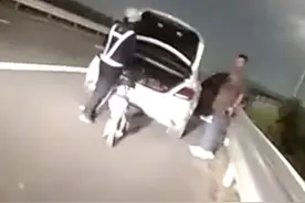 高速路口，代驾小哥见到交警赶紧骑走，被拦下。原来，他的客户刚刚开下高速。（供稿：台州交警）视频封面