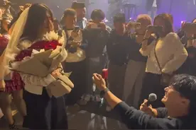 12月1日河南郑州，音乐巡演现场，小伙悄悄为女友戴上头纱，上演惊喜求婚上演惊喜求婚，感动全场