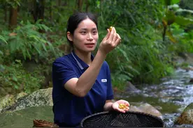 阿姐在小溪里打捞鱼虾，意外捞上来很多黄金，这运气也太好了吧？视频封面