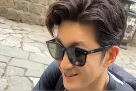 白天699元、晚上799元！#中戏毕业男演员没戏拍兼职陪爬泰山 ，本人回应：接戏困难，做兼职养活自己