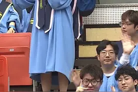 #青岛大学毕业典礼  6月21日，青岛大学2025届学生毕业典礼，女生一曲《壁上观》宿命感拉满！#青岛大学  #毕业典礼视频封面