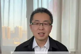 新生儿小宝宝打喷嚏，有人说是正常的，这可不对啊，很可能是宝宝着凉了。#新生儿打喷嚏 #老柴育儿