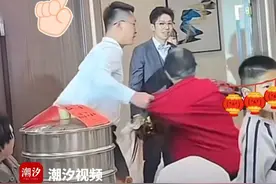 婚礼现场大娘欲“抢喜”，伴郎“快准狠”一把将大娘拉回。网友：不懂就问 啥叫“抢喜”。（来源：羊城晚报）#婚宴现场 #喜事 #今天是个好日子