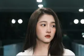 《小巷人家》演员隐藏的冷关系，关晓彤姐妹同父不同命，郭晓东亲哥更有辨识度，卢昱晓的人脉让人意外#关晓彤 #郭晓东 #范丞丞 #卢昱晓 #小巷人家