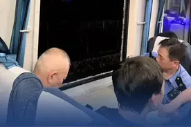 K1373次列车因故停滞，乘客闷热难耐破窗通风，铁路部门通报 7月2日，有网友发视频称乘坐的K1373次列车中途发生故障紧急停靠，乘客闷热难耐破窗通风。上海铁路局金华车务段官方账号7月2日晚发布通报。#官方通报列车停滞乘客破窗通风（上铁金华车务段、浪潮新闻）