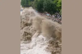 #钱塘江大潮  被誉为“天下第一潮”壮观无奇，每年中秋期间都会迎来最佳观潮期，其中八月十八潮最为壮观，涌潮推进时，最好可达到十米，观潮时别离太近，有序观潮，安全第一#如果有时间一定要去看看潮水#观潮胜地视频封面