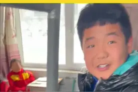 11月18日吉林松原，男孩抱大雪球进教室，老师让他抱出去，他传了一圈从窗户扔出去视频封面