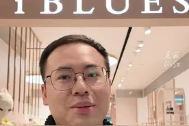 #小伙早上8点就来排队买黄金  金刚杵成今年爆款产品。（记者：杨懿星）视频封面