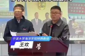 中国专家向外国记者揭秘：塔克拉玛干沙漠为何能养海鲜？地下蕴藏着大量盐碱水，沙子向下挖两米水就出来了#走读中国 #专家向外媒揭秘塔克拉玛干沙漠往下挖两米就有水 视频封面