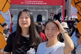 【#WTT中国大满贯2025#大满贯公园今天开放    ！球迷排队选购赛事官方纪念品 】9月28日，伴随着赛事开幕，位于首钢滑雪大跳台南广场的大满贯公园也同步开园。现场，不少球迷早早排队来到公园体验，在大屏幕前的草坪观赛，纪念品商店前也排起长队，球迷观众的热情十分高涨。#WTT中国大满贯  #WTT  #孙颖莎  #王楚钦