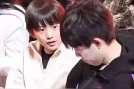 10月6日，北京，#王楚钦观战男单决赛被马琳儿子投喂零食  ，小朋友：楚钦哥哥，你还要吗？ 王楚钦温柔摸头感谢。