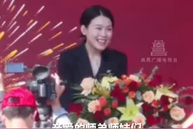 11月2日，广东。十年前女生站在学校讲台上，获赠10万奖学金，十年后奋发图强 回赠母校110万元。#广东dou知道 #回馈社会 #奋发图强 #励志正能量视频封面