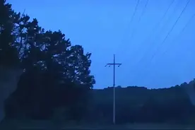 大哥惊恐地发现，村口电线杆有不干净的东西 #奇闻奇事 #纪录片