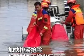 强降雨袭击致严重内涝，消防紧急出动，“龙吸水”大型排水抢险车。