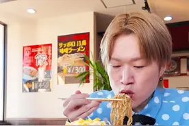 日本小哥 挑战超大份拉面 #妈呀太香了 #好吃到停不下来 #日本 #午餐 #拉面视频封面
