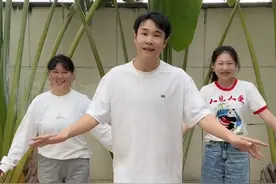 小沈阳晒与女儿沈佳润聊天记录：“秋天的第一杯奶茶给爸爸买一个”