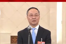 【2025全国两会】金融监管总局局长李云泽：去年处置不良资产3.8万亿元守住不发生系统性风险底线#2025全国两会 #处置不良资产 #金融监管总局 #系统性风险 #经济视频封面