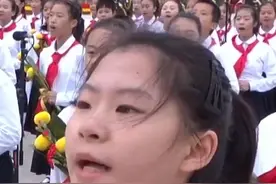向烈士致敬！少先队员在人民英雄纪念碑前齐唱《我们是共产主义接班人》视频封面