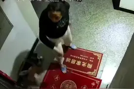 二手房主多次遭女子凌晨提斧砸门：物业不管 警方敲门对方不开视频封面
