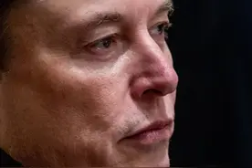 马斯克深夜发文：重启7x24小时工作制 将睡在会议室或工厂 经历近一年的政坛大冒险后，世界首富马斯克正将全部的精力重新放到电动车和火星事业上。当地时间 5 月 24 日，马斯克宣布重启 7x24 小时工作制，睡在会议室、服务器机房或工厂里，全力冲刺特斯拉、SpaceX 和 xAI 的关键节点。这一决定标志着他从美国政坛的漩涡中抽身 —— 此前因支持特朗普投入 2.9 亿美元政治献金，主导 “政府效率部” 裁员 6 万人引发朝野震动，支持率暴跌至 35%，如今选择回归科技战场重塑商业帝国。#特朗普 #马斯克