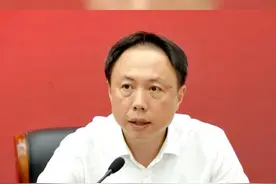 7月14日下午，山东文旅集团召开领导干部会议，宣布省国资委党委关于集团主要负责同志调整的决定：丁艺同志任山东文旅集团有限公司党委书记、董事长，免去高洪雷同志的山东文旅集团有限公司党委书记、董事长职务。#人事任免 #山东文旅 #山东文旅集团视频封面