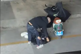 网友爆料1月12日深夜11点50左右，在山西晋城出现一男子当街和一女子发生肢体冲突，经询问疑似男子出轨当街家暴妻子。有好心女子当场隔空呼喊并以手机拍摄为由制止男子继续动手，最后男女一起离开现场。好心女子表示自己虽然害怕但是依然想为女性发声保护受害者。#家暴零容忍 #女性安全视频封面