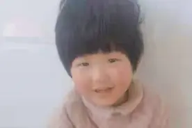 爸爸妈妈你们在哪儿？承德3岁女孩自幼被救助，被发现时高50厘米，重3公斤，至于纸箱中，裹红色棉被图片