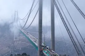 逢山开路，遇水搭桥！带你感受云端上的世界第一高桥花江峡谷特大桥震撼的吊装现场！来自南天门的大国工程！镶嵌板即将吊装完成了！#中国桥梁 #花江峡谷大桥 #桥梁工程 #中国桥梁#内容启发搜索视频封面