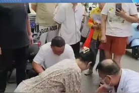 男子突发急性心梗晕倒街头，两次呼吸停止，“黑衣哥”“白大褂”“花裙子”接力救人，家属：刚做完手术 好转了肯定要感谢他们#救人  #河南dou知道  #暖心正能量视频封面