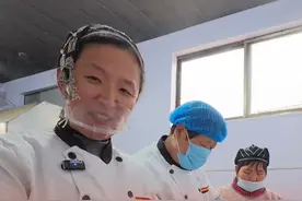 #山东卖包子大姐流利英语走红  近日，山东曲阜，初中学历的王大姐一边卖包子，一边自学英语，凭借一口流利的英语和自信大方的气质走红。#网友镜头里的山东视频封面