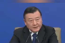 住房和城乡建设部部长倪虹：2000年以前建成的老旧小区，全部纳入城市更新改造范围。视频封面