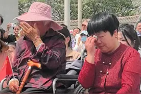 4月30日菏泽曹县，神舟十九号返回舱成功着陆，宋令东老家 村民围坐在广场，一起等他平安回家，着陆瞬间 家人喜极而泣#神舟十九号视频封面