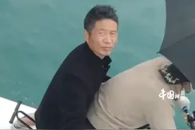 12月31日，广东徐闻。两男子骑水上自行车6小时横渡琼州海峡：省41.5元的渡轮船票视频封面