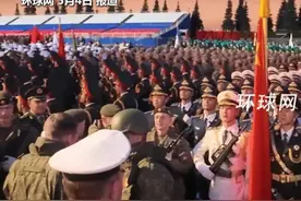 震撼全场！解放军三军仪仗队亮相俄罗斯阅兵彩排，场区外国军人纷纷上前排队合影留念视频封面