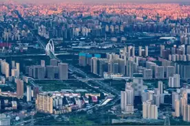 【#定都阁上瞰京城胜景 ，金色晚霞如绚烂锦缎】8月26日傍晚，北京日报都视频拍客在定都阁俯瞰，车水马龙的长安街正对阁楼，目光所及，繁华的城区尽显北京的活力，映着晚霞，编织出一幅流动的光影画卷。（摄影：荆德才）视频封面