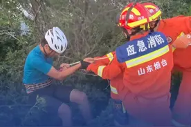 7月16日（发布），山东烟台，大学生户外骑行不慎摔下山沟，求助时礼貌喊“你好”。路人：还以为有人在唠嗑。消防员哭笑不得：喊救命才好使！#大学生 #清澈愚蠢的大学生视频封面