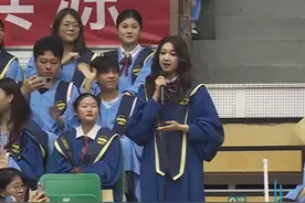 2024青岛大学毕业典礼，氛围感拉满秒变演唱会现场~#青岛大学2024毕业典礼 #神级现场 #好客山东美美与共 #美美成长季视频封面
