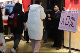 河南省人民会堂被赞“接地气“，上午开大会下午无缝衔接放《哪吒》，知情人士称今年哪吒太火，当天是额外加的场视频封面