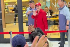 大圣驾到！孙悟空扮演者六小龄童现身鄂尔多斯 一出场全场欢呼！#鄂尔多斯#六小龄童#孙悟空视频封面