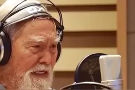 近日爆火的电影《哪吒2》居然是他配的 今年89岁的最炫东北大爷王德顺，曾因光膀子T台走秀火遍全网，网友：我说怎么这么熟悉的声音 原来是他呀 配的真好啊 感觉与角色融入到了一体。#王德顺 #哪吒2 #无量仙翁 #导演饺子视频封面