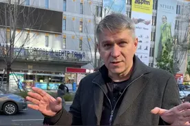 北京居然还有“俄罗斯城”？！ 北京雅宝路是曾经全国最大的服装专营涉外窗口，兴起于二十世纪八十年代后期。同时也创下了多个北京之最：外商最多、交易最快、房租最贵。
关于雅宝路的故事有人说，在北京，来自俄罗斯的每3美元中，就有2美元装进了雅宝路商家的口袋。 
#北京 #北京旅游 #旅游 #旅游推荐视频封面