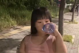 “先天健身圣体”小女孩去学游泳了，傅园慧称天赋顶级，女孩妈妈：教练说她的腿像有螺旋桨，速度惊人