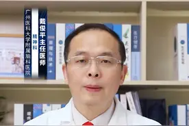 为什么患上焦虑症以后胆子也会变小？怎么办？ #涨知识 患上焦虑症以后，人们可能会感到情绪不稳定、易怒、易激动，同时也可能出现胆子变小的情况。这主要是因为焦虑症患者的心理状态变得敏感、脆弱，对周围环境的变化和自身的身体感受过度警觉，从而容易产生恐惧和不安的情绪。以下是一些可能导致焦虑症患者出现胆子变小的原因：
第一. 对未知的恐惧：#焦虑 症患者常常对未知的事物感到恐惧和不安，比如害怕面对新的挑战、新的环境、新的人际关系等。这种恐惧感可能导致他们变得胆小，不敢尝试新的事物或接受新的挑战。
第二. 对自身身体的过度关注：焦虑症患者常常过度关注自己的身体感受，对身体的各种不适和疼痛感到特别敏感。这种关注可能导致他们变得胆小，害怕出现身体不适或疼痛的情况。
第三. 对社交的恐惧：社交焦虑是焦虑症的一种常见表现，患者害怕与他人交往、参加社交活动等，担心被他人评价、拒绝或嘲笑。这种恐惧感可能导致他们变得胆小，避免与他人接触和交流。
针对以上情况，以下是一些建议，帮助焦虑症患者应对胆子变小的问题：
第一. 寻求心理治疗：心理治疗可以帮助患者了解自己的焦虑症状，学习应对焦虑的技巧和方法，提高自信心和自我控制能力。
第二. 药物治疗：如果焦虑症状严重，影响日常生活和工作，可以考虑在医生的指导下进行药物治疗。药物可以帮助缓解焦虑症状，提高患者的情绪稳定性和自信心。
第三. 逐步面对恐惧：患者可以尝试逐步面对自己的恐惧，从简单的事情开始做起，逐渐增加难度。比如，先从与家人、朋友交流开始，逐渐增加社交活动的频率和范围。
第四. 放松身心：焦虑症患者可以学习一些放松身心的技巧，如深呼吸、瑜伽、冥想等。这些技巧可以帮助他们缓解紧张情绪，放松身心，提高自信心。
第五. 建立支持系统：与家人、朋友或专业人士建立支持系统，分享自己的感受和经历。这可以帮助患者获得情感支持和理解，减轻焦虑症状，提高自信心。#硬核健康科普行动  @创作灵感小助手视频封面