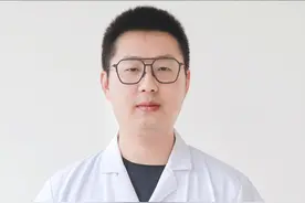 脑出血为什么会盯上年轻人？32岁云南网红阿奎因脑出血去世 年轻人也得注意！这不是老年人的专属病！#云南网红阿奎 #脑出血 #疾病年轻化 #医学科普 #硬核健康科普行动视频封面