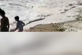 当地时间6日，澳大利亚悉尼一海滩上出现泡沫海浪。据相关专家的说法，泡沫海浪来自盐、化学物质和死亡生物等降解物质，这些杂质与水流混合在一起，到达海岸线时呈泡沫状视频封面