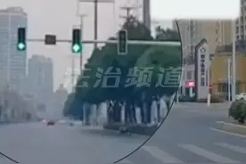 直行绿灯司机正常起步
遇一家长载着女孩骑电动车闯红灯
右边车加速通过路回未看到电动车
撞倒两人 电动车碎片散落一地视频封面