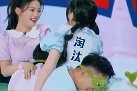 #杨超越极限反超于文文 #杨超越绝地反击好帅 来自杨超越 的霸气瞬间请查收～在场上只剩下自己和于文文 队的时候一把扯下于文文背上的小青蛙，这波反击好帅气！#你好星期六视频封面