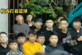 10月26日，云南保山，#外卖小哥隔着杆看校园内的篮球赛，网友 :里面是青春，外面是生活。#外卖小哥 视频封面