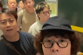 坐着火车去走2025抖音创作者大会红毯 #2025抖音创作者大会 #废柴责任有限公司